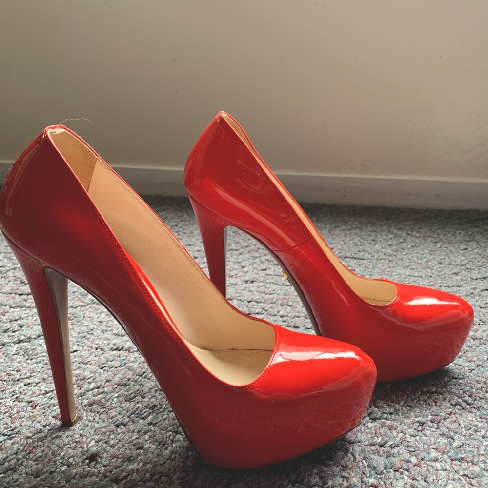 Fire engine RED! Prada platform heels! 👠👠👠